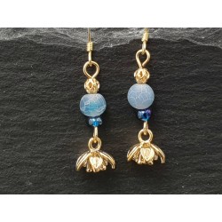 Goldige Ohrringe mit Goldeener Blume und blaue Perle