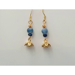 Goldige Ohrringe mit Goldeener Blume und blaue Perle